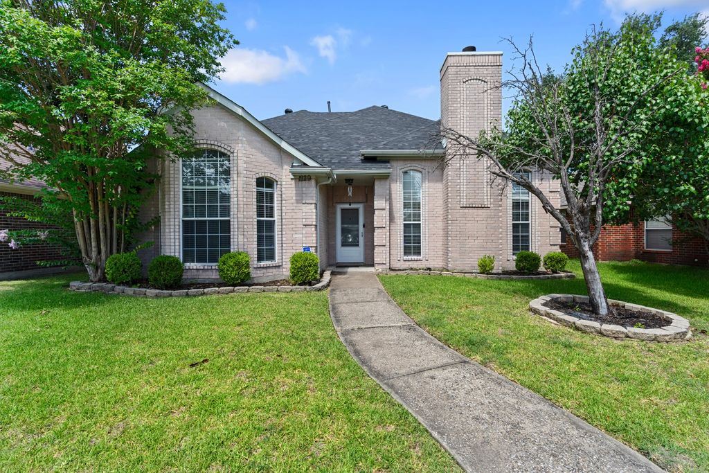 1229 Clear Creek Drive, Mesquite, TX 75181
