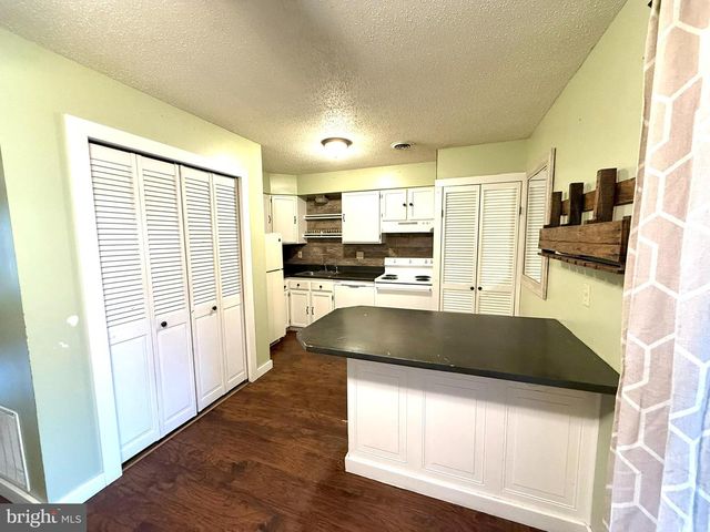 4 OXWOOD CIR, New Oxford, PA 17350