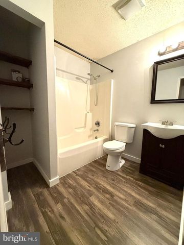 4 OXWOOD CIR, New Oxford, PA 17350