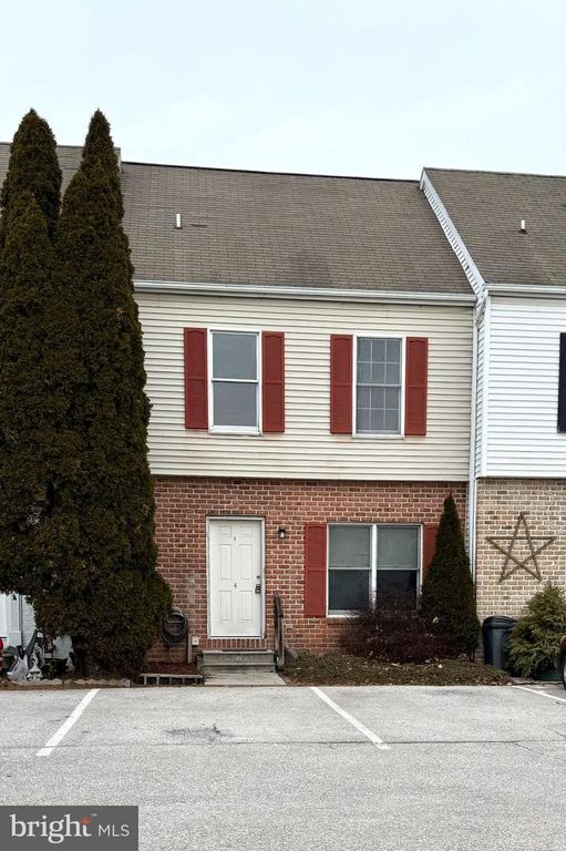 4 OXWOOD CIR, New Oxford, PA 17350