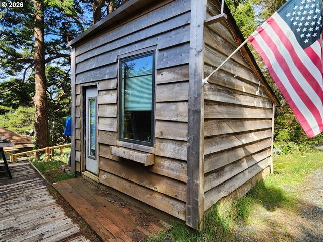 307 12TH St, Port Orford, OR 97465