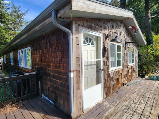 307 12TH St, Port Orford, OR 97465