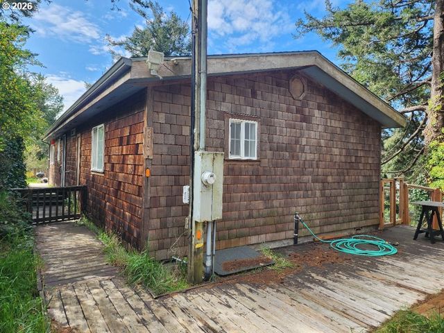307 12TH St, Port Orford, OR 97465