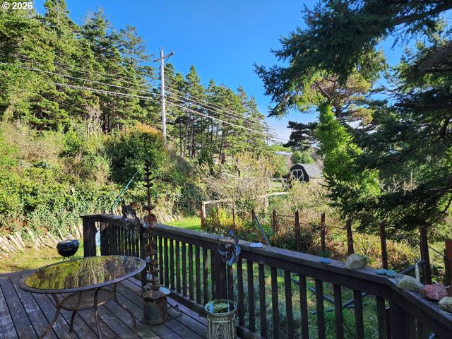 307 12TH St, Port Orford, OR 97465