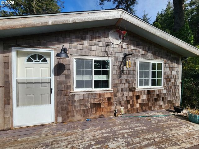 307 12TH St, Port Orford, OR 97465