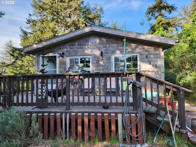 307 12TH St, Port Orford, OR 97465