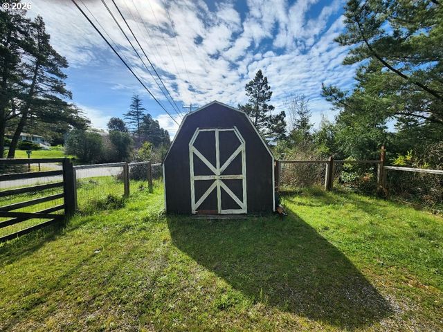 307 12TH St, Port Orford, OR 97465