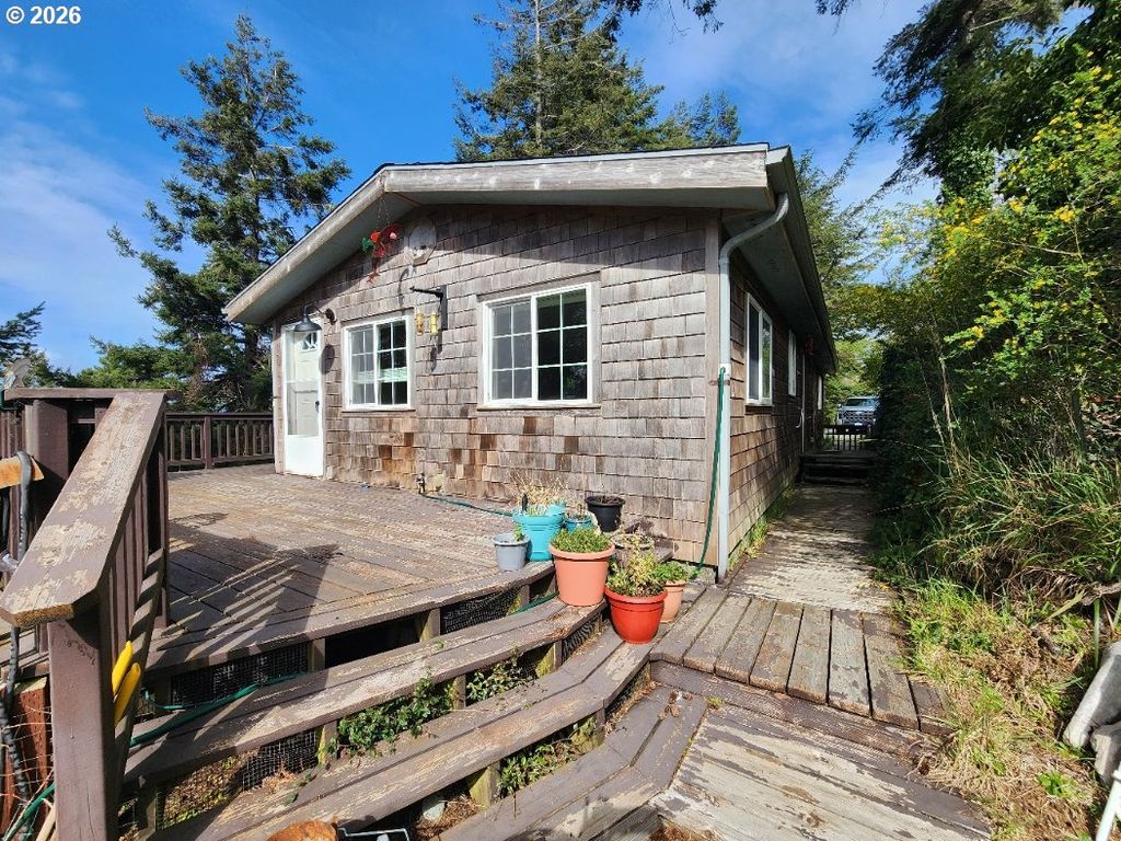 307 12TH St, Port Orford, OR 97465