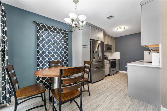 817 SE E Court, Bentonville, AR 72712