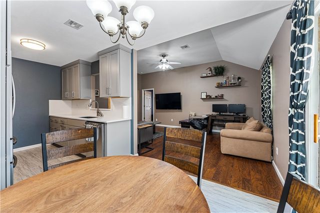 817 SE E Court, Bentonville, AR 72712