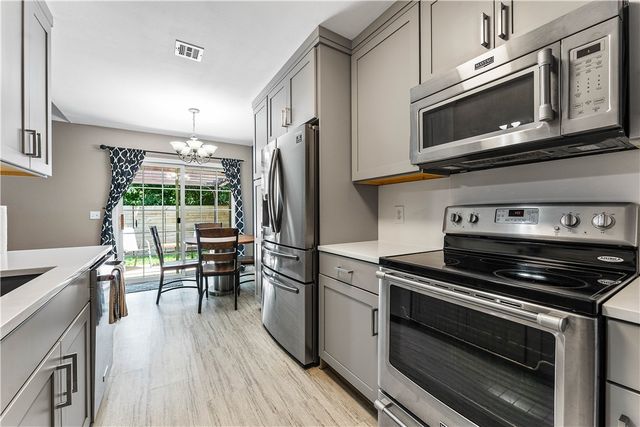 817 SE E Court, Bentonville, AR 72712