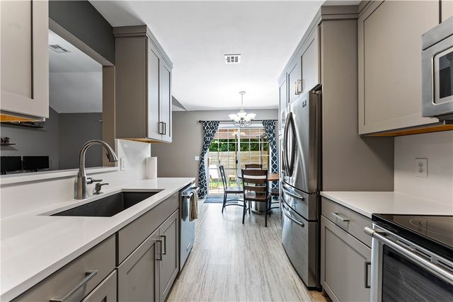 817 SE E Court, Bentonville, AR 72712
