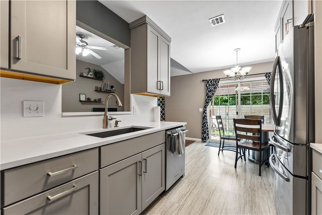 817 SE E Court, Bentonville, AR 72712