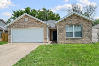 817 SE E Court, Bentonville, AR 72712