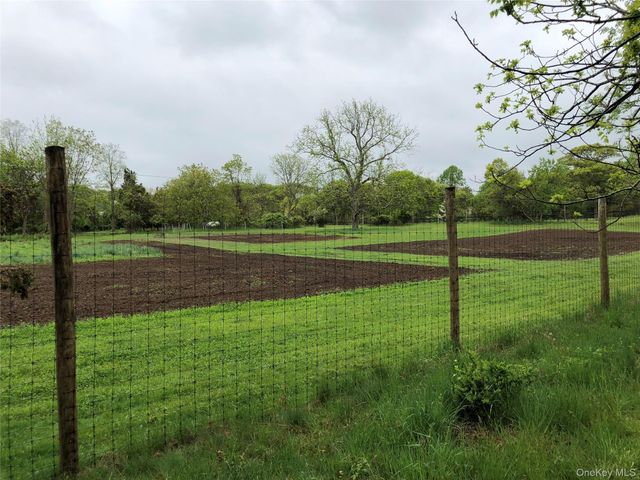 38 Landing Meadow Road, Smithtown, NY 11787