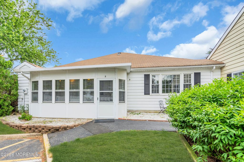 7 Dover Walk 1107, Toms River, NJ 08753