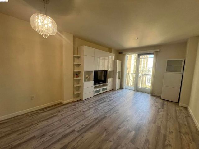 423 7th Street 313, Oakland, CA 94607