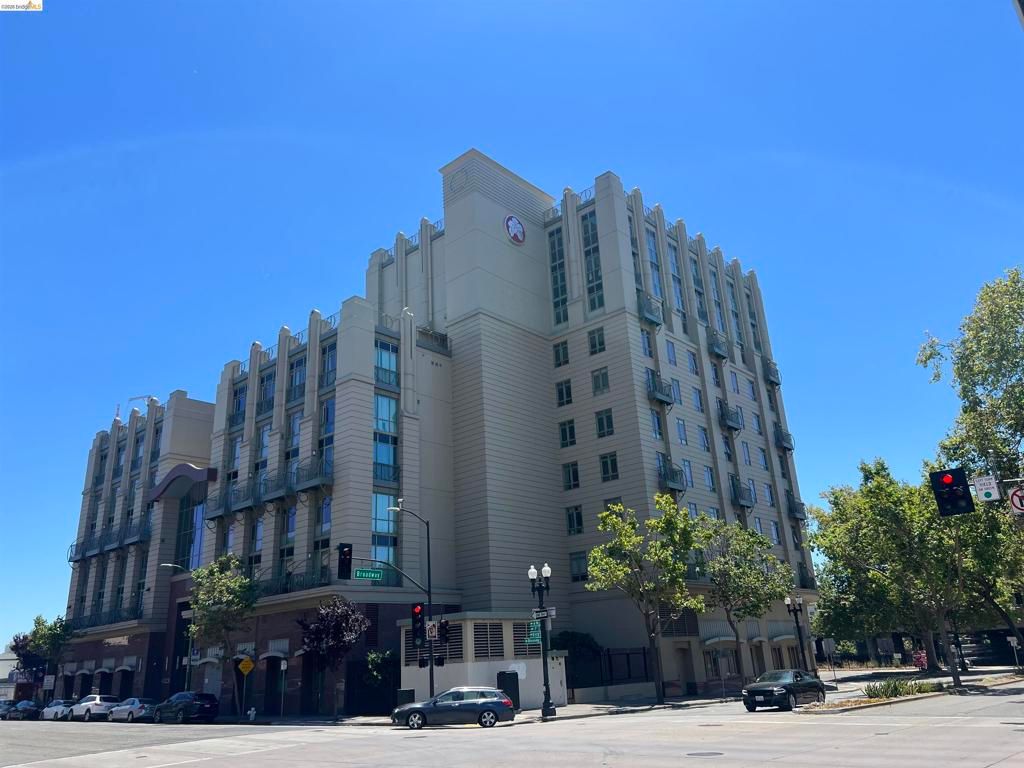 Image 1 of property listing at 423 7th Street 313, Oakland, CA 94607