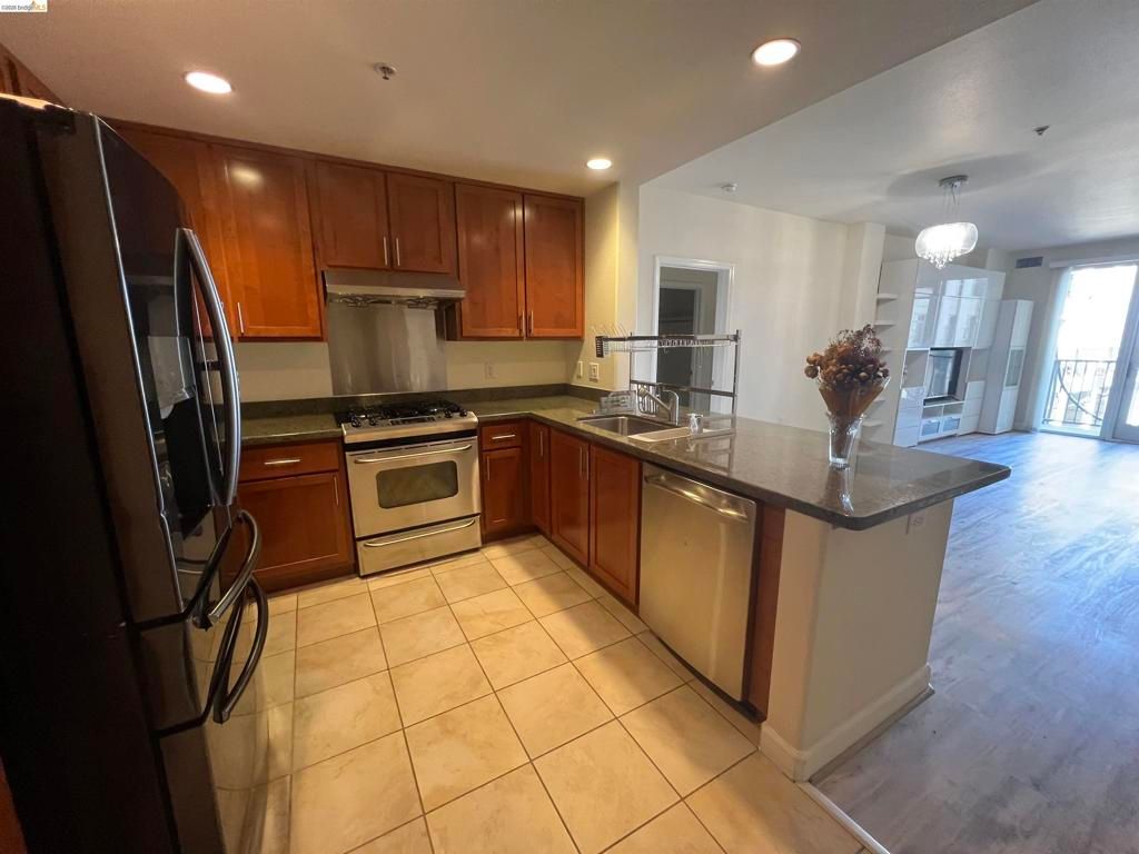 Image 4 of property listing at 423 7th Street 313, Oakland, CA 94607