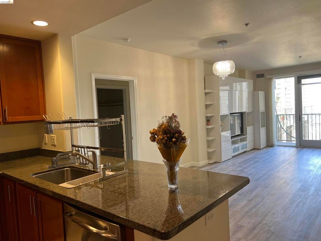 Image 5 of property listing at 423 7th Street 313, Oakland, CA 94607