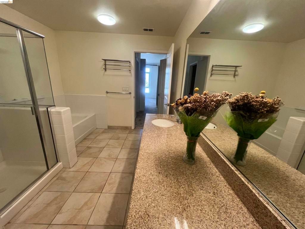 Image 8 of property listing at 423 7th Street 313, Oakland, CA 94607