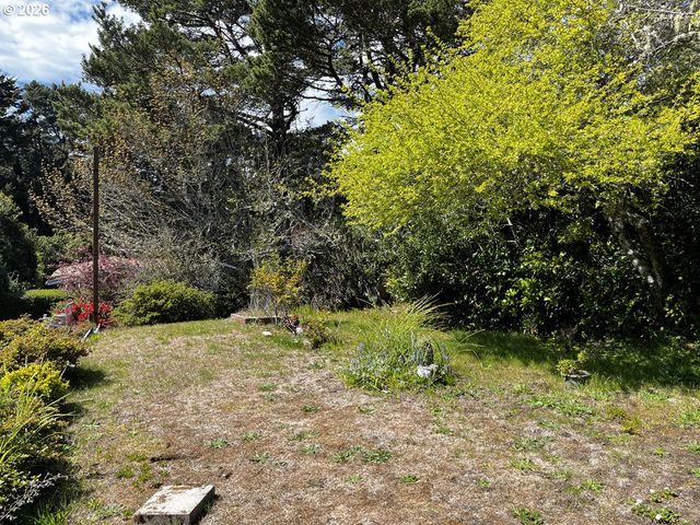 1600 RHODODENDRON Dr 21, Florence, OR 97439