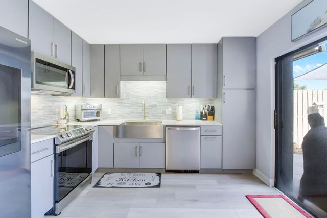 912 9th Court, Palm Beach Gardens, FL 33410