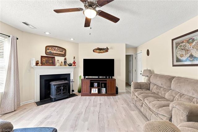 7027 Hill N Dale Drive, Kernersville, NC 27284