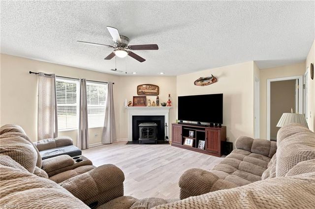 7027 Hill N Dale Drive, Kernersville, NC 27284