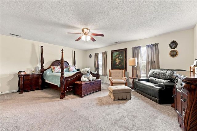 7027 Hill N Dale Drive, Kernersville, NC 27284
