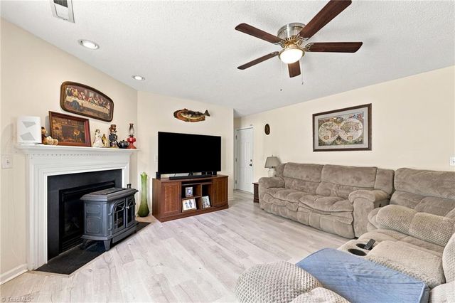 7027 Hill N Dale Drive, Kernersville, NC 27284