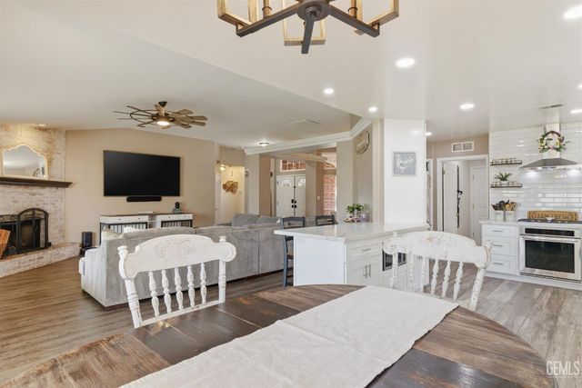 11102 Candlelight Court, Bakersfield, CA 93312
