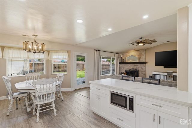 11102 Candlelight Court, Bakersfield, CA 93312