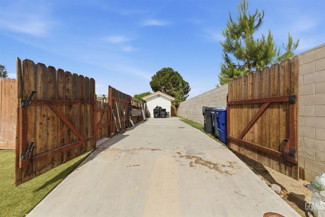11102 Candlelight Court, Bakersfield, CA 93312