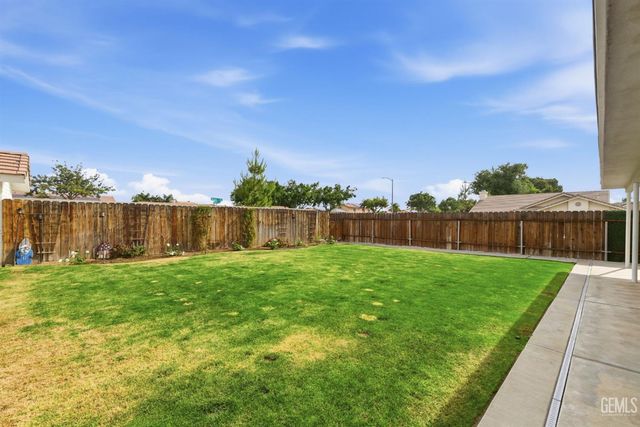 11102 Candlelight Court, Bakersfield, CA 93312
