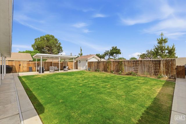 11102 Candlelight Court, Bakersfield, CA 93312