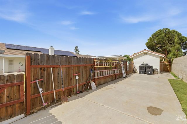 11102 Candlelight Court, Bakersfield, CA 93312