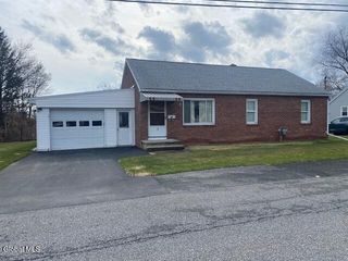 15 Braintree Street, Colonie, NY 12205