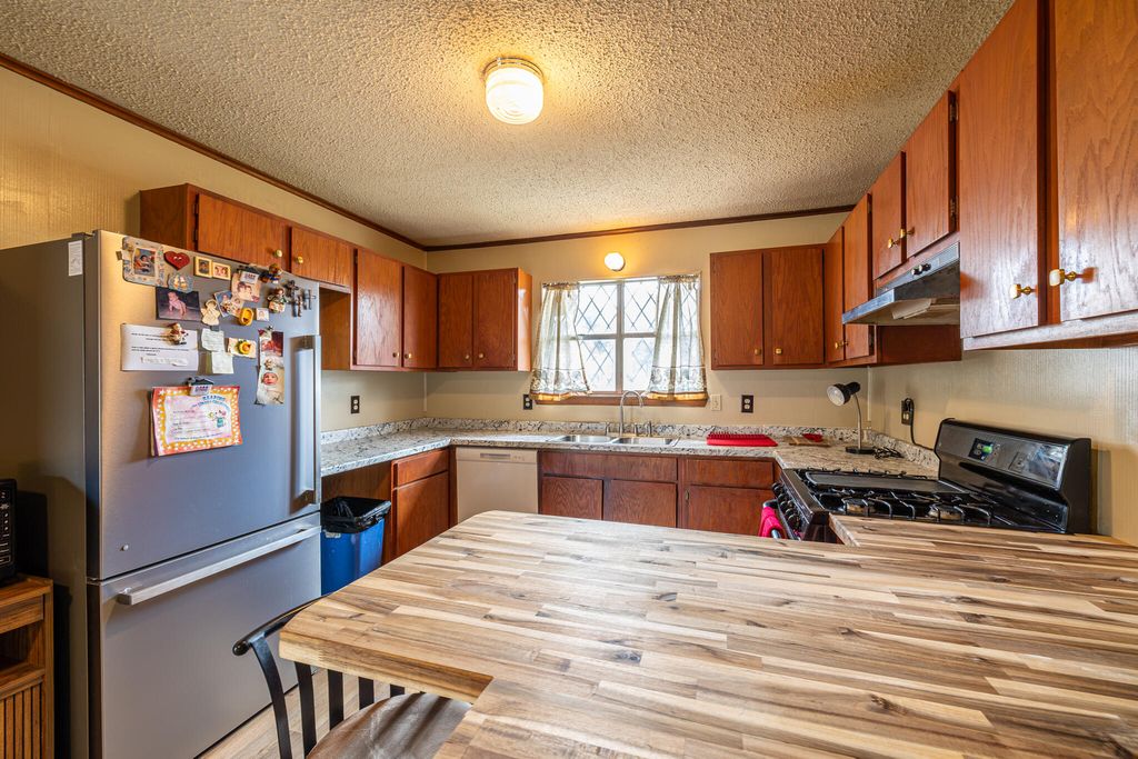 Image 6 of property listing at 103 Live Oak Drive, Ozona, TX 76943