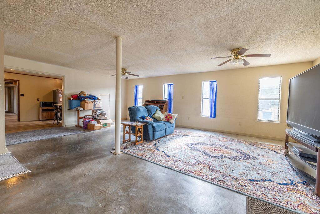 Image 7 of property listing at 103 Live Oak Drive, Ozona, TX 76943