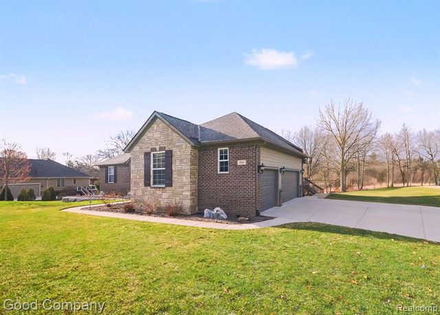 900 Watersmeet Drive, Oxford, MI 48371