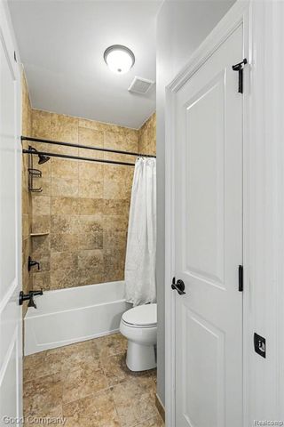 900 Watersmeet Drive, Oxford, MI 48371
