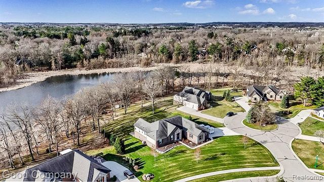 900 Watersmeet Drive, Oxford, MI 48371