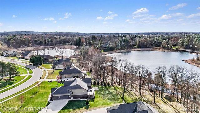 900 Watersmeet Drive, Oxford, MI 48371