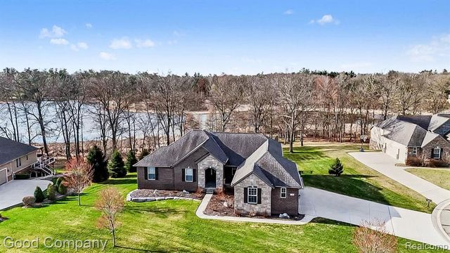 900 Watersmeet Drive, Oxford, MI 48371