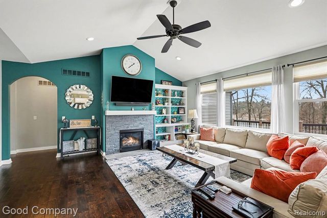 900 Watersmeet Drive, Oxford, MI 48371