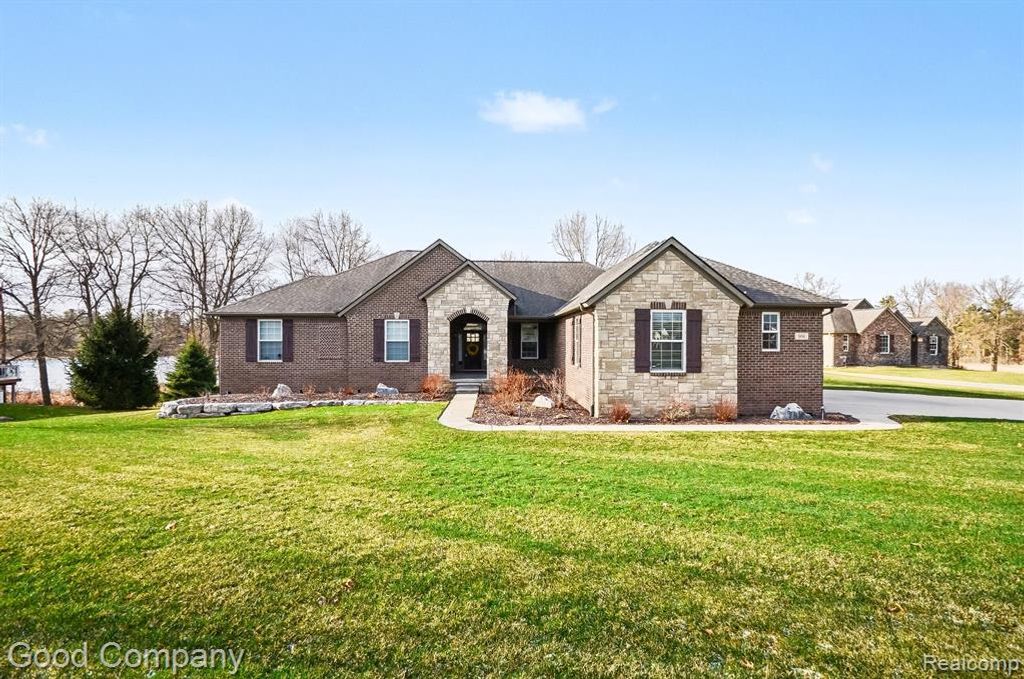 900 Watersmeet Drive, Oxford, MI 48371