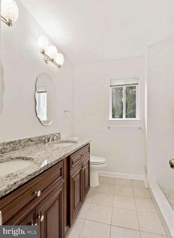 1 MCFARLIN CT, Germantown, MD 20874