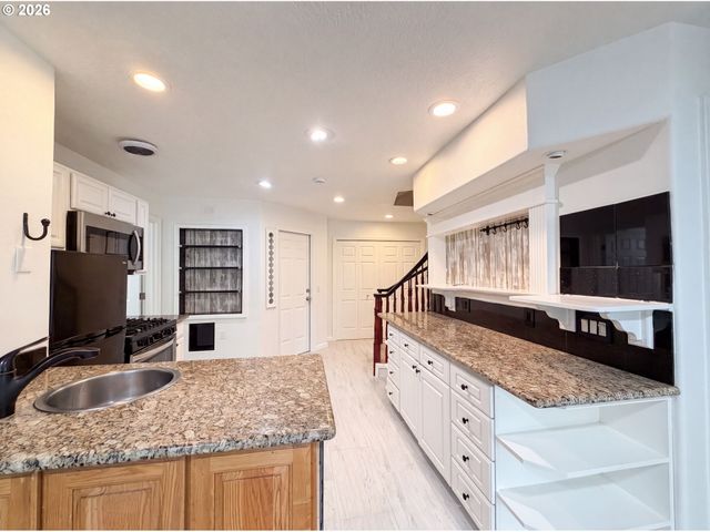 15745 Sw Windham Ter, Portland, OR 97224