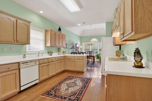 1037 MIRROR LAKE DR, Cordova, TN 38018